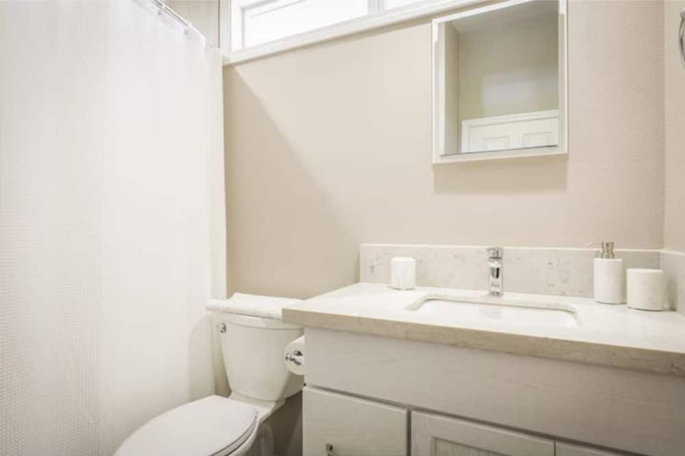 Photo of Bathroom in Royal Hawaiian Estates