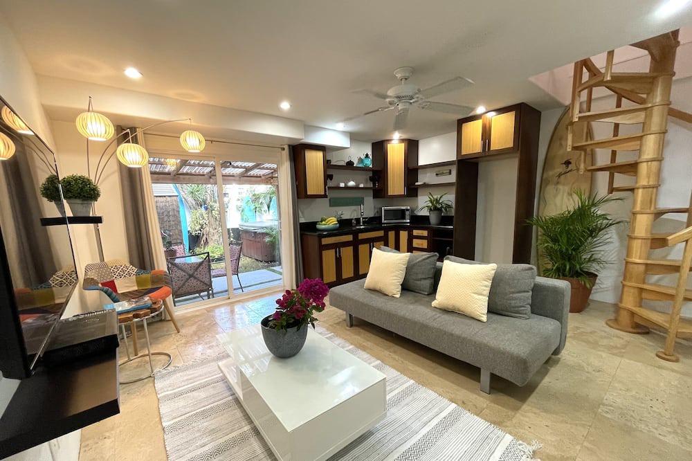Photo of Livingroom in Nuuanu - Punchbowl