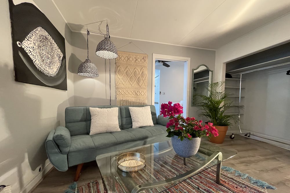Photo of Livingroom in Nuuanu - Punchbowl