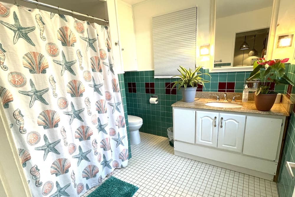 Photo of Bathroom in Nuuanu - Punchbowl