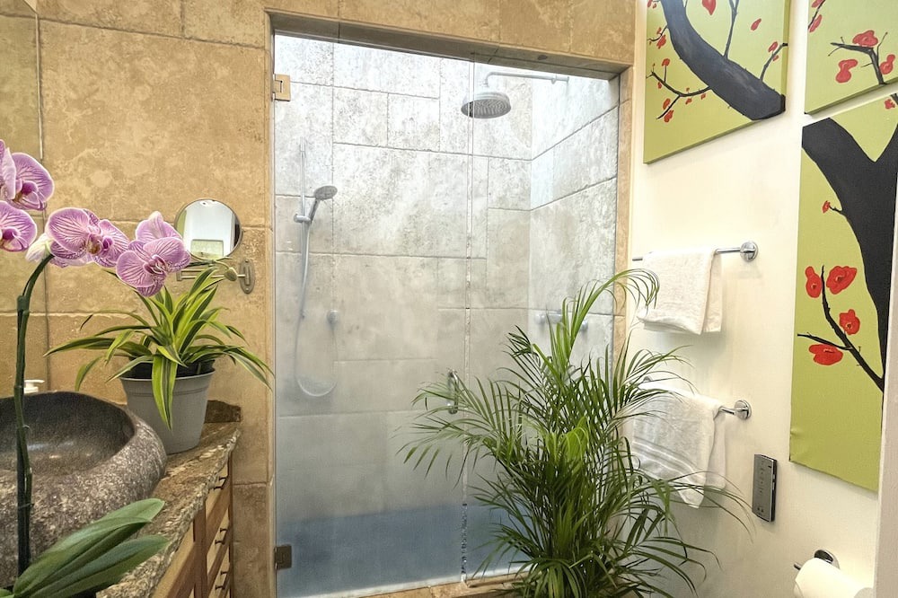 Photo of Bathroom in Nuuanu - Punchbowl