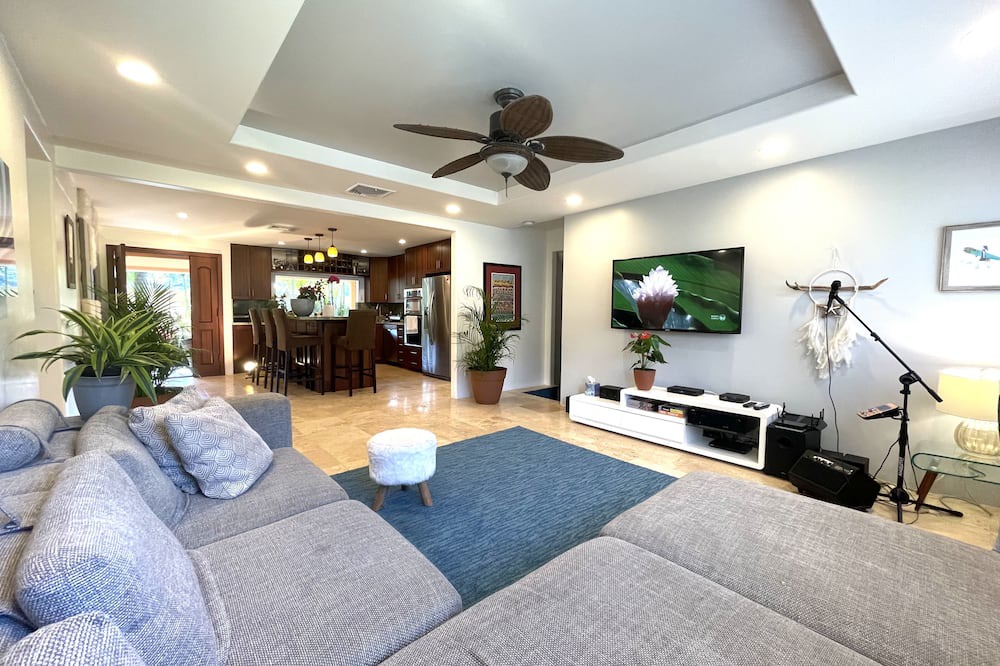 Photo of Livingroom in Nuuanu - Punchbowl