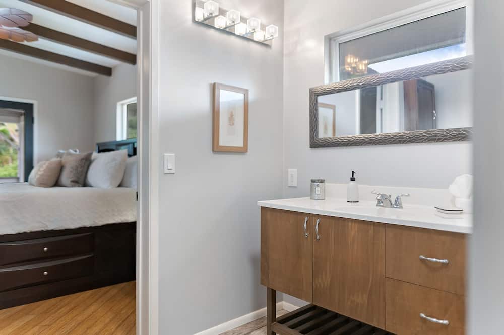 Photo of Bathroom in Ka'a'awa