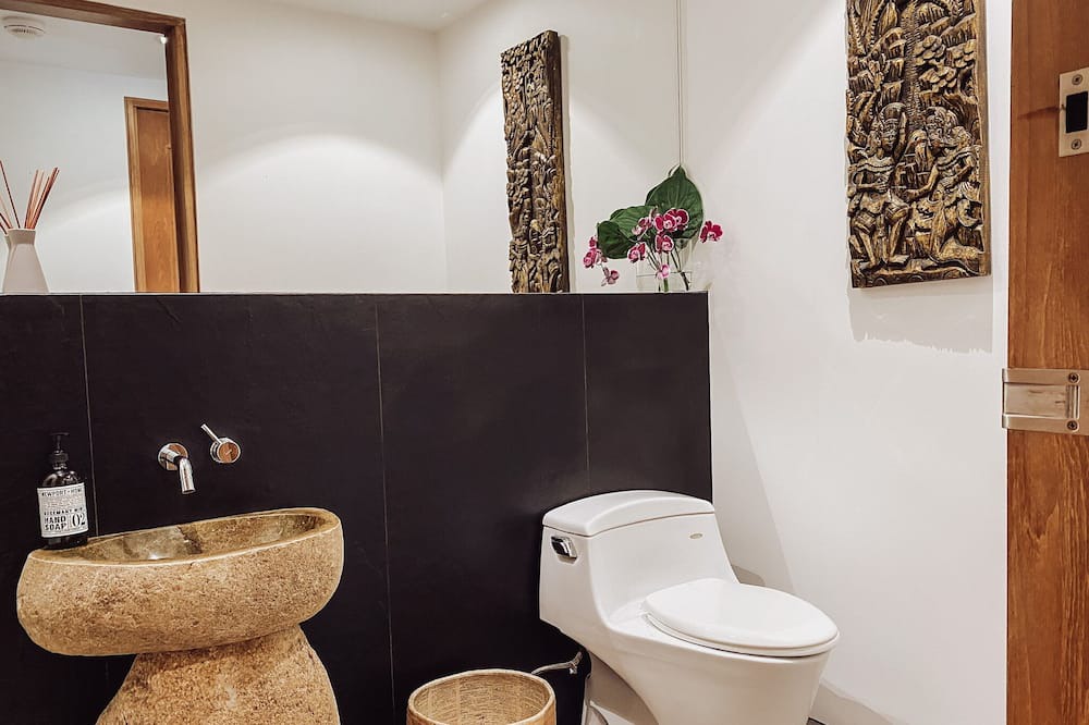 Photo of Bathroom in Downtown Honolulu