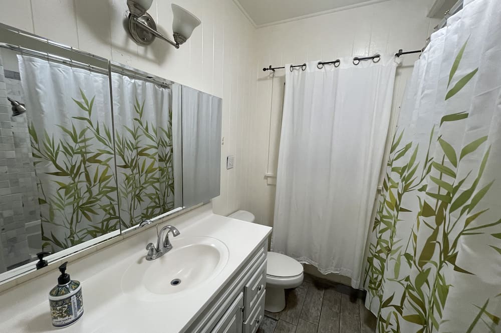 Photo of Bathroom in Diamond Head - Kapahulu - St. Louis
