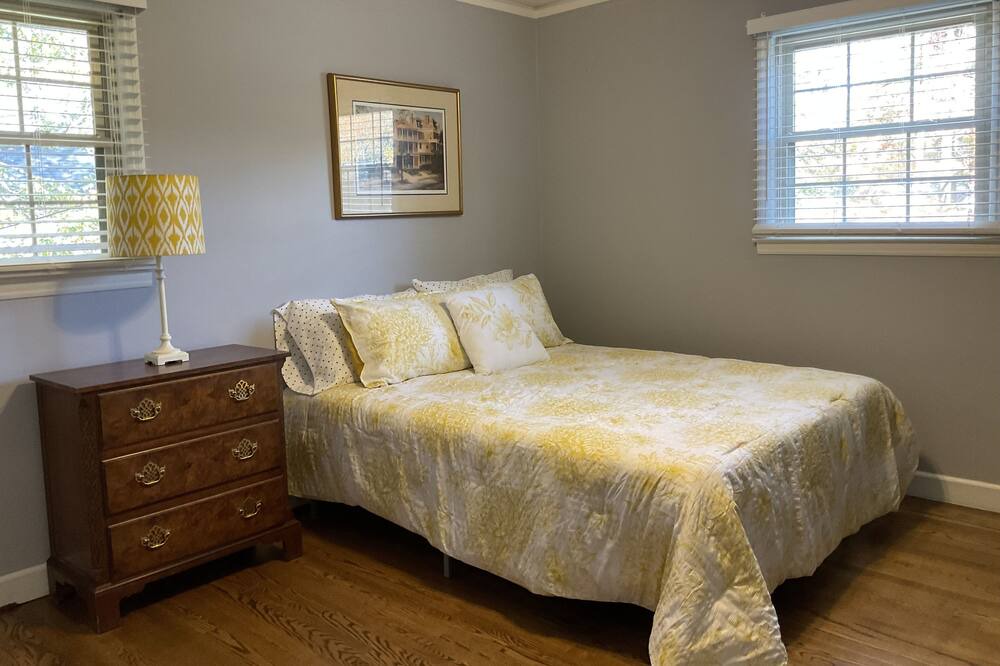 Photo of Bedroom in Taylors