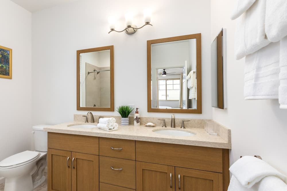 Photo of Bathroom in Makaha Valley