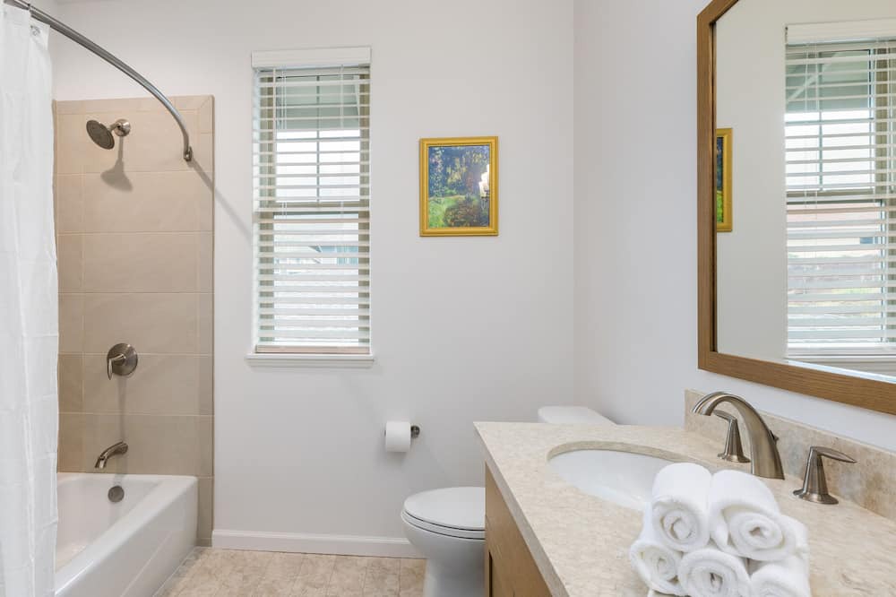 Photo of Bathroom in Makaha Valley