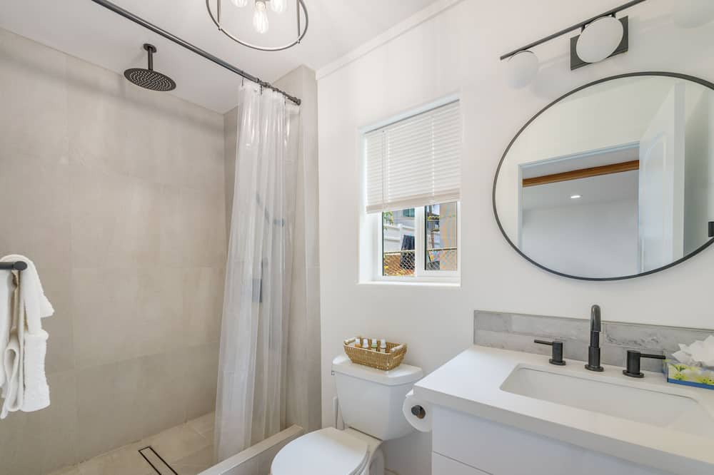 Photo of Bathroom in Diamond Head - Kapahulu - St. Louis