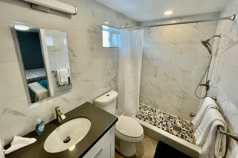 Photo of Bathroom in Tantalus