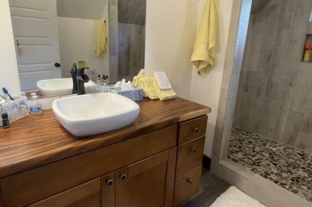 Photo of Bathroom in Royal Hawaiian Estates
