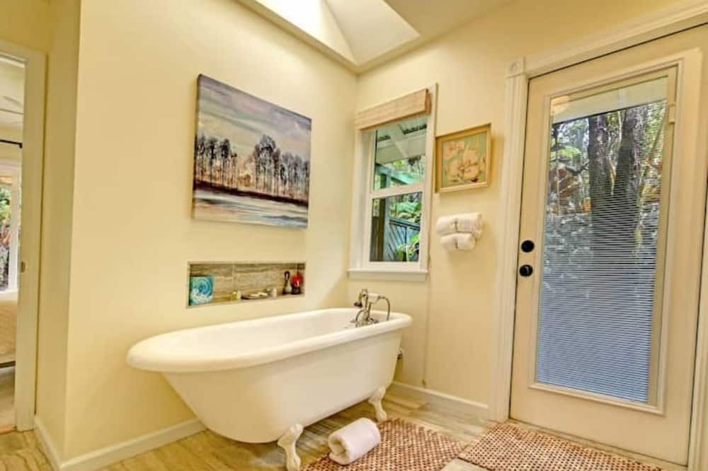 Photo of Bathroom in Royal Hawaiian Estates
