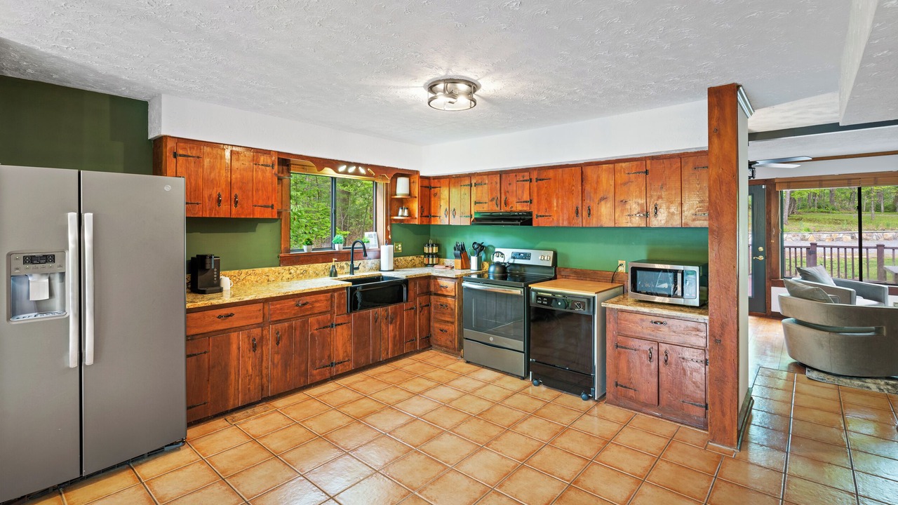 Photo of Kitchen in Hood