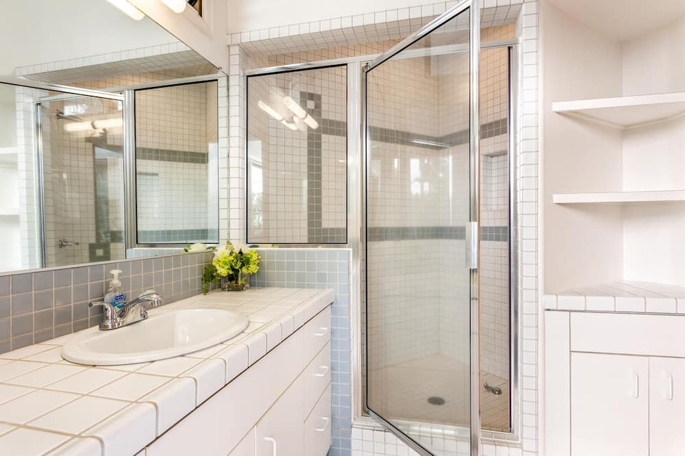 Photo of Bathroom in Kahaluu-Keauhou