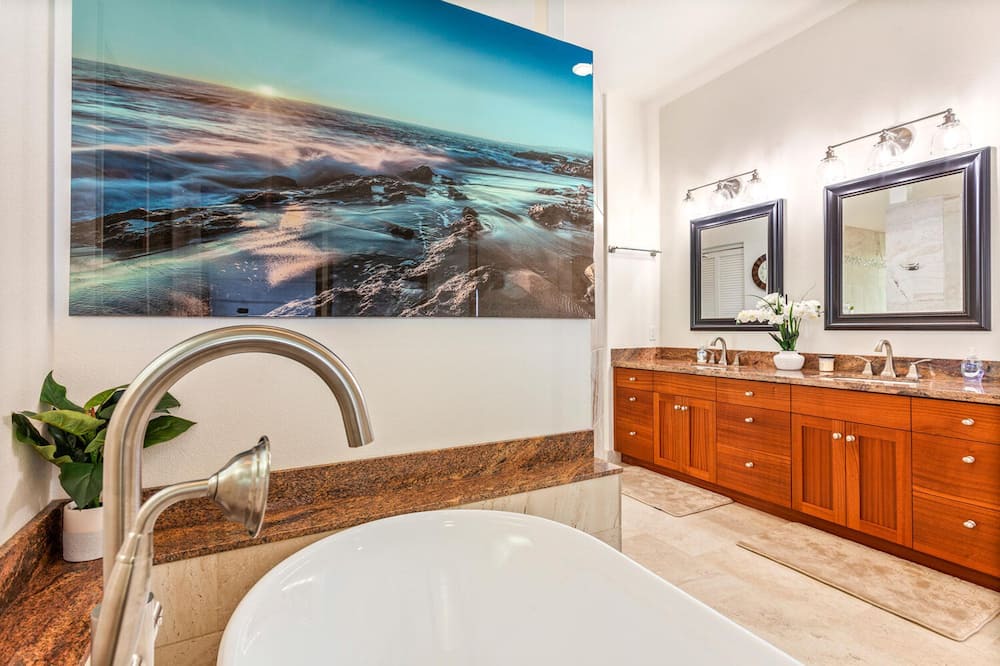 Photo of Bathroom in Kahaluu-Keauhou