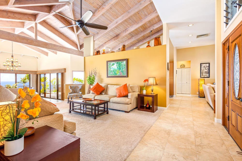 Photo of Livingroom in Kahaluu-Keauhou