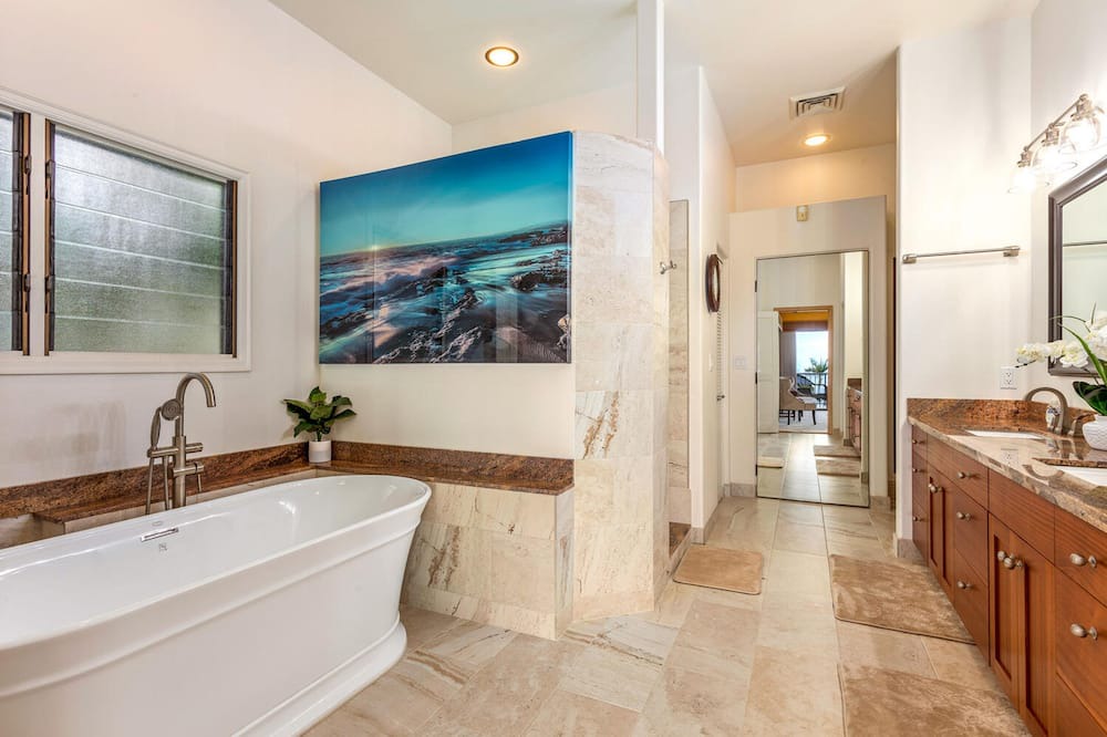 Photo of Bathroom in Kahaluu-Keauhou