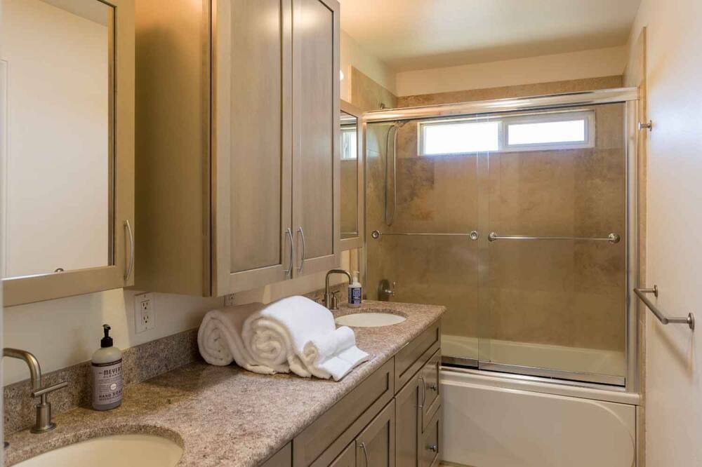 Photo of Bathroom in Pauwela