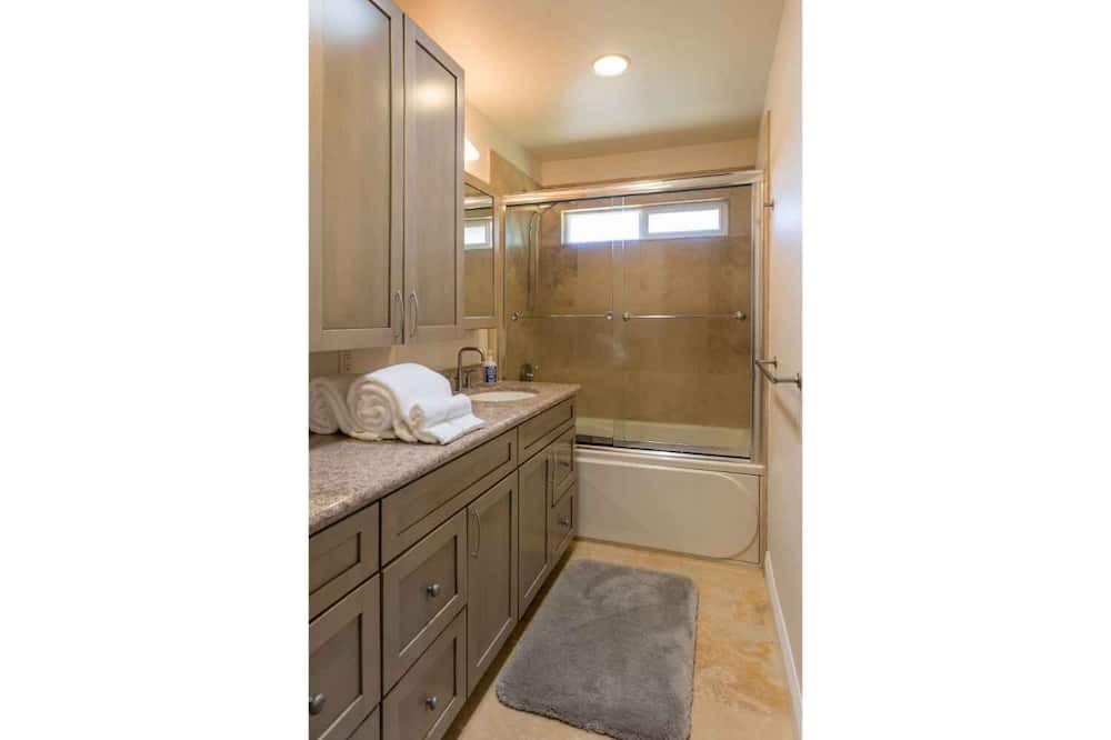 Photo of Bathroom in Pauwela