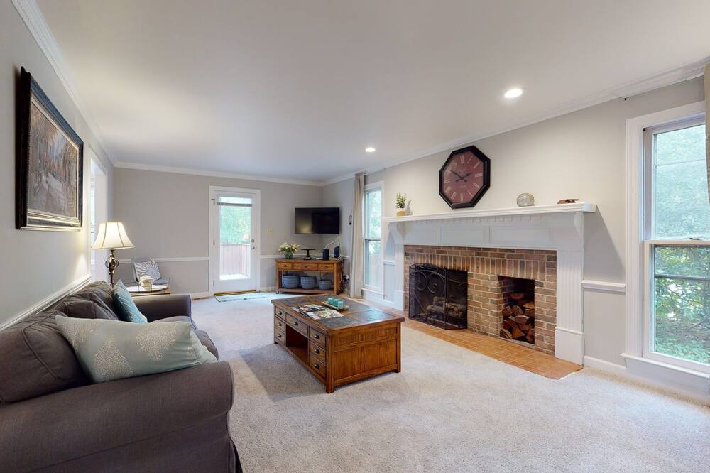 Photo of Livingroom in Northwest Raleigh