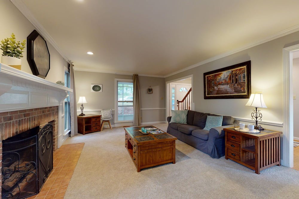 Photo of Livingroom in Northwest Raleigh