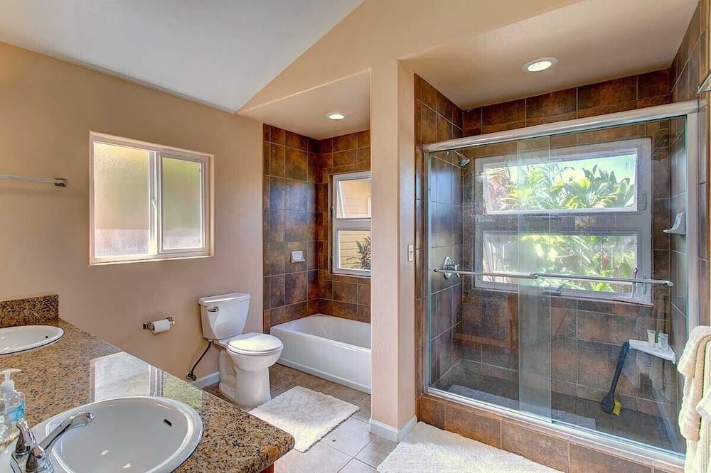 Photo of Bathroom in Nanawale Estates