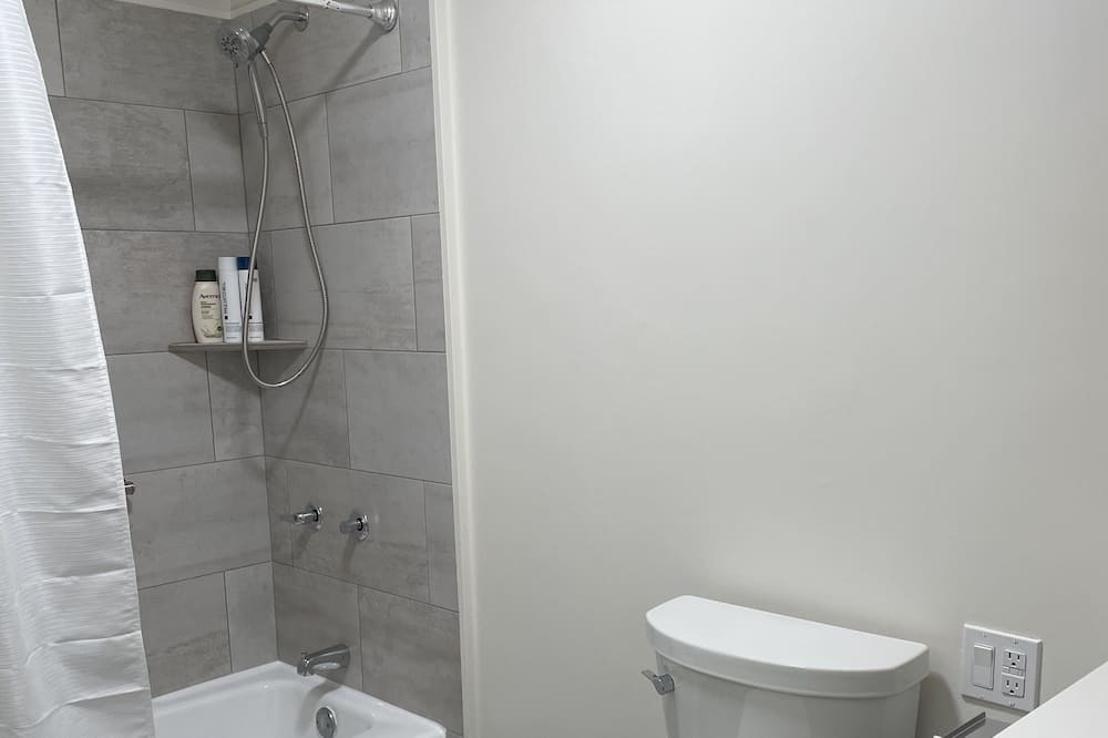 Photo of Bathroom in Diamond Head - Kapahulu - St. Louis