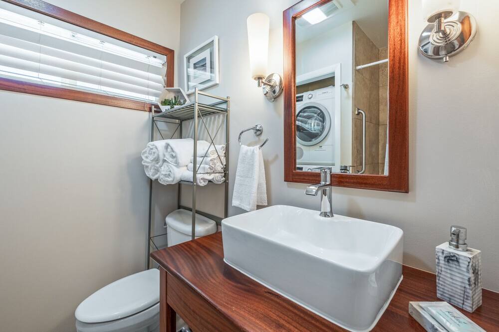 Photo of Bathroom in Downtown Lahaina