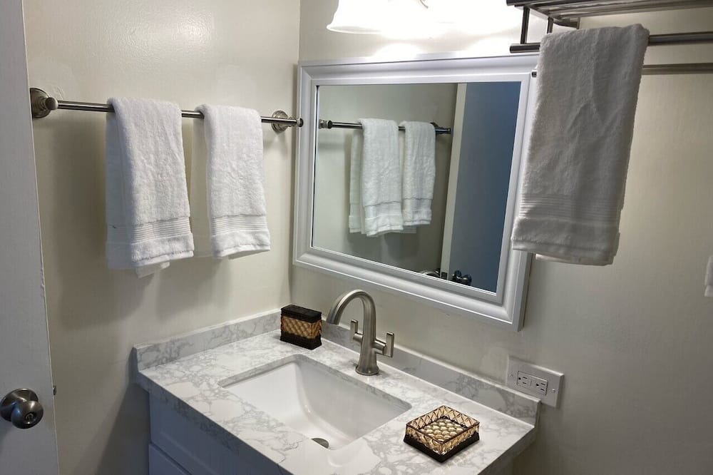 Photo of Bathroom in Diamond Head - Kapahulu - St. Louis