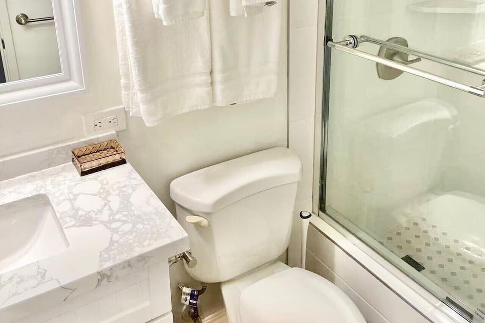 Photo of Bathroom in Diamond Head - Kapahulu - St. Louis