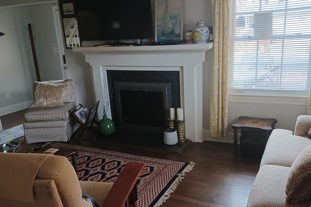 Photo of Livingroom in Buckroe Beach