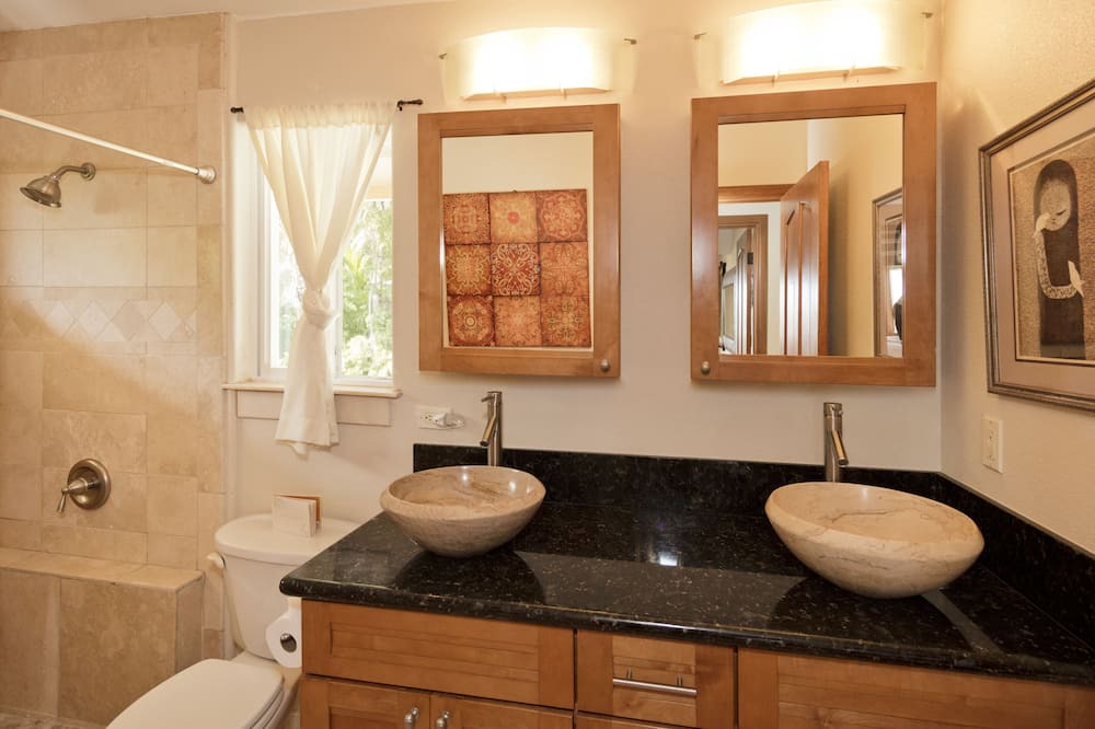 Photo of Bathroom in Kalapana