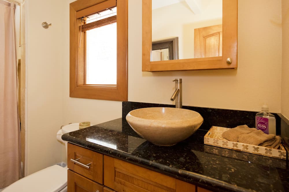 Photo of Bathroom in Kalapana