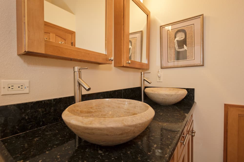 Photo of Bathroom in Kalapana