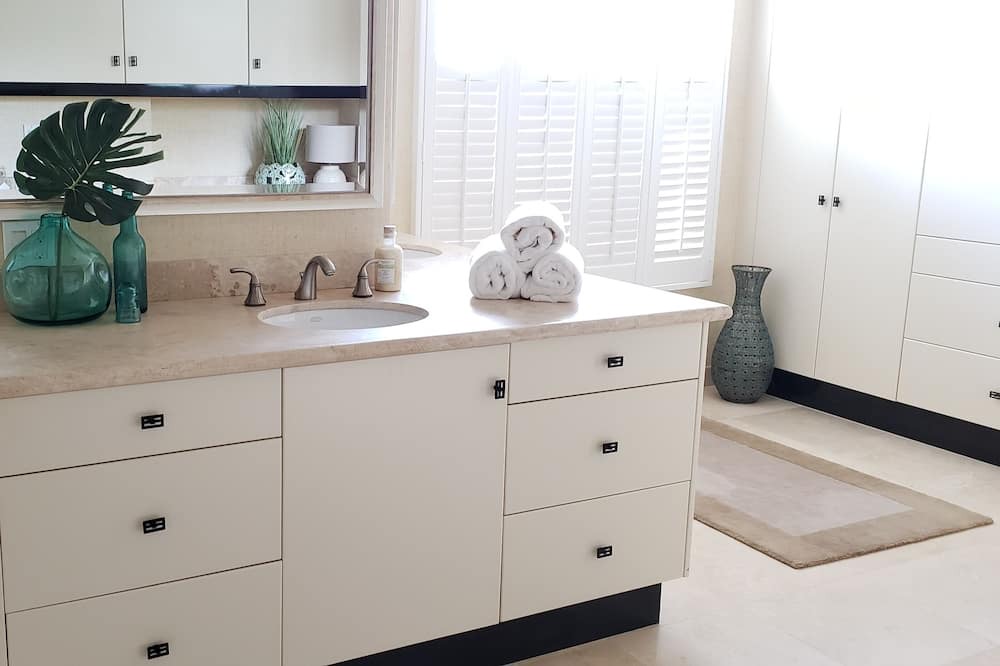 Photo of Bathroom in Diamond Head - Kapahulu - St. Louis