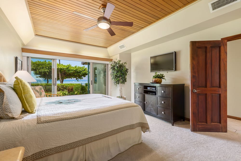 Photo of Bedroom in Historic Lahaina Front Street