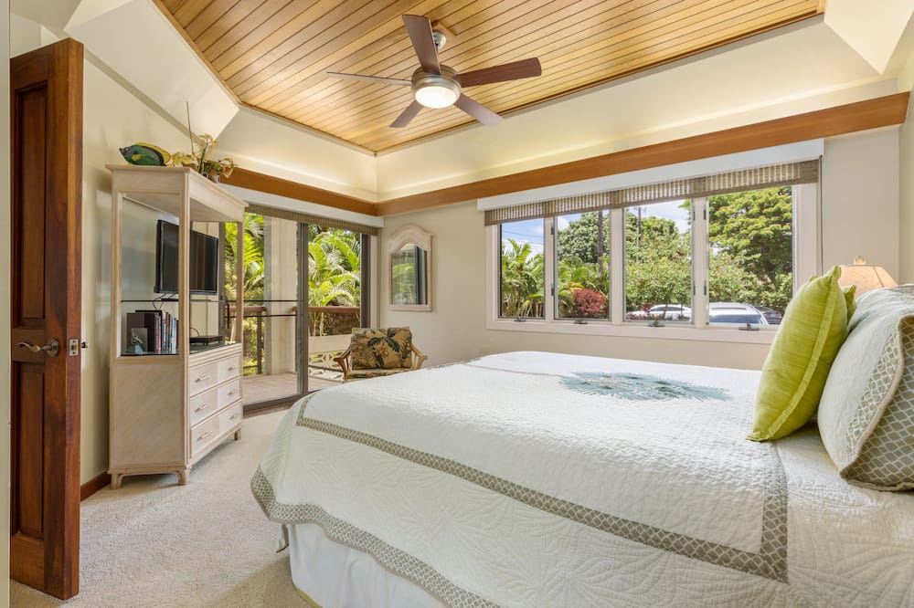 Photo of Bedroom in Historic Lahaina Front Street