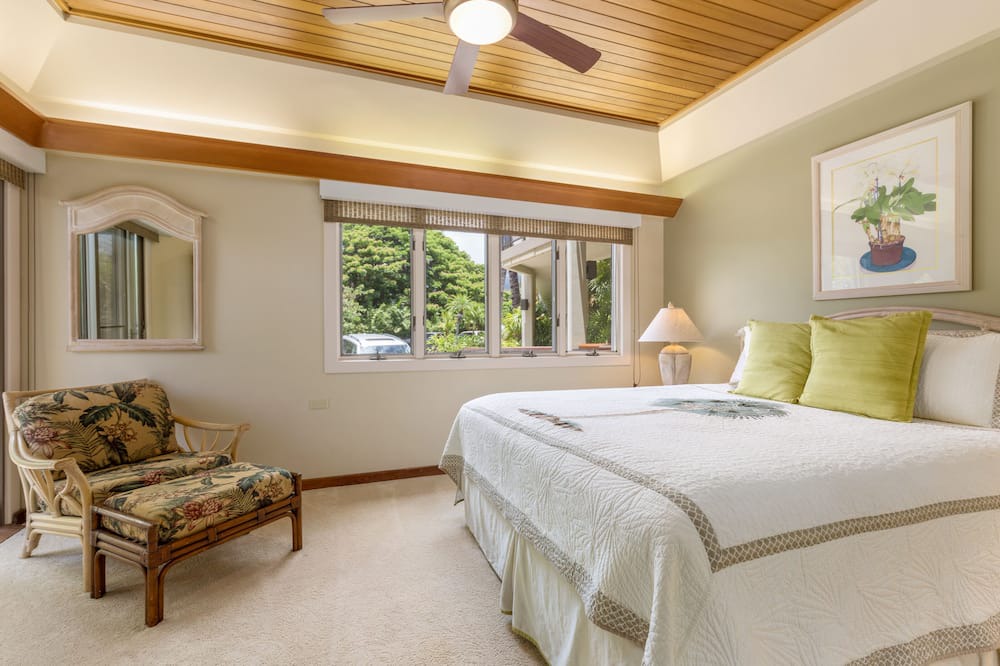 Photo of Bedroom in Historic Lahaina Front Street