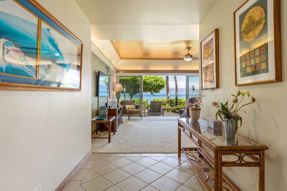 Photo of Livingroom in Historic Lahaina Front Street