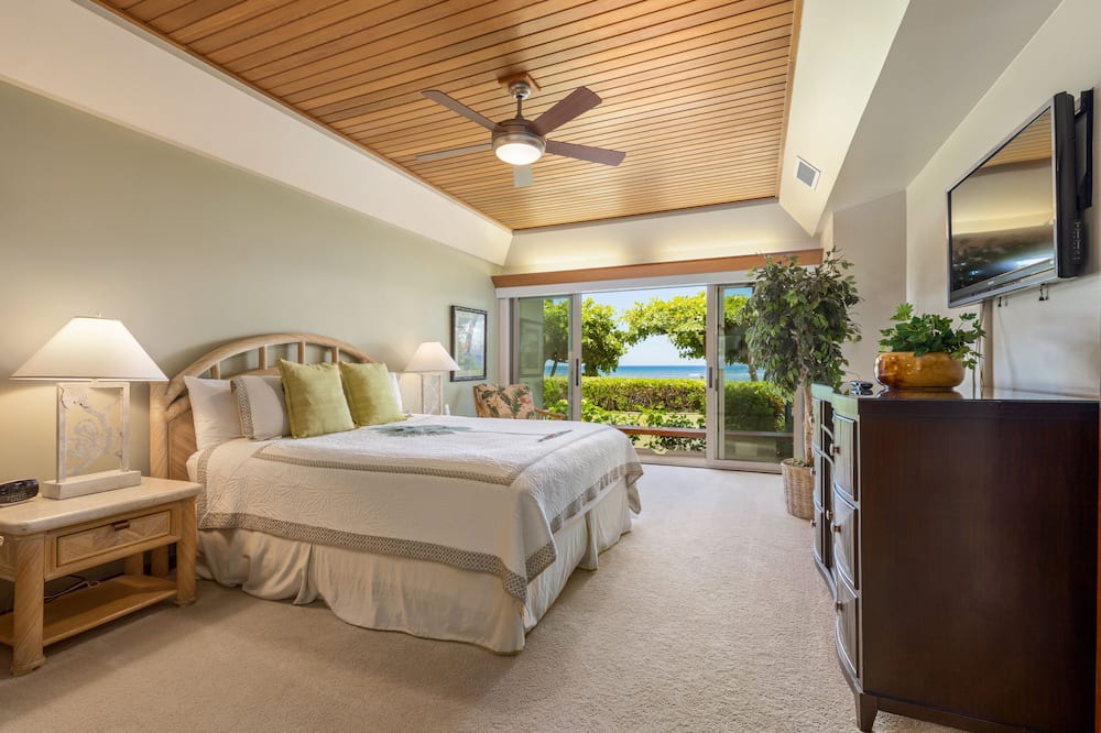 Photo of Bedroom in Historic Lahaina Front Street