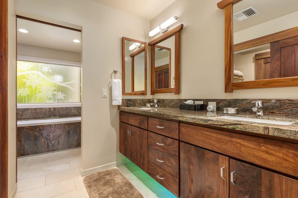 Photo of Bathroom in Historic Lahaina Front Street
