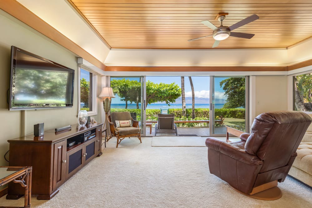 Photo of Livingroom in Historic Lahaina Front Street