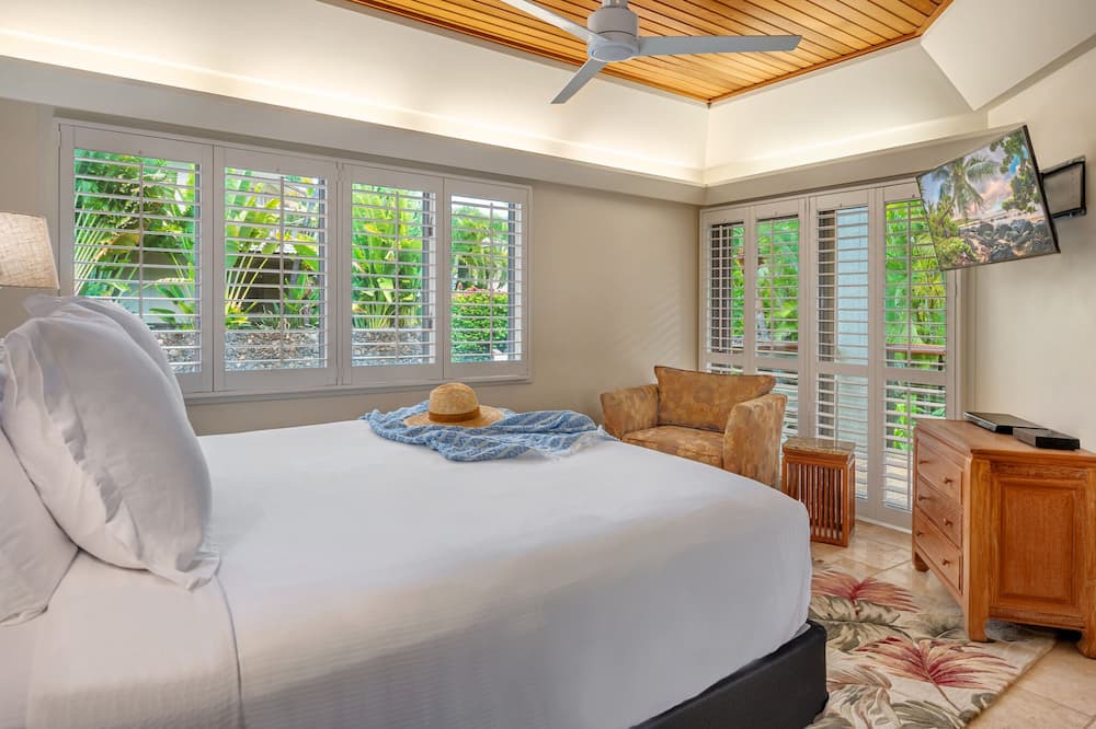 Photo of Bedroom in Historic Lahaina Front Street