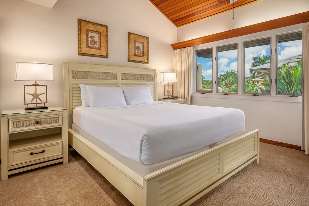 Photo of Bedroom in Historic Lahaina Front Street