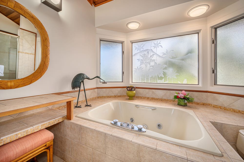 Photo of Bathroom in Historic Lahaina Front Street