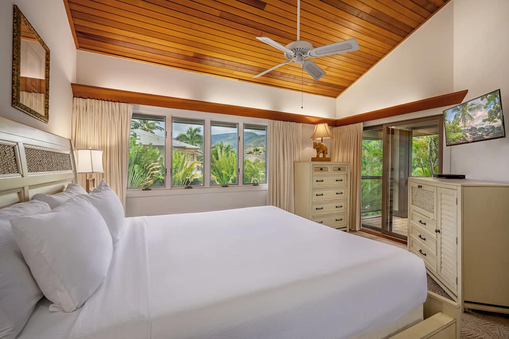 Photo of Bedroom in Historic Lahaina Front Street