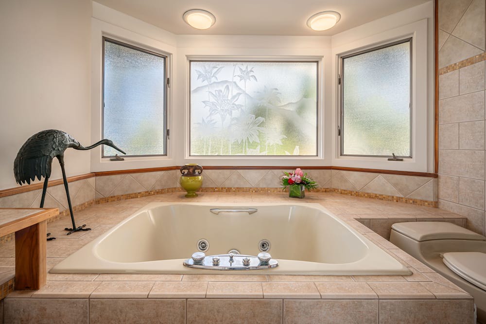 Photo of Bathroom in Historic Lahaina Front Street