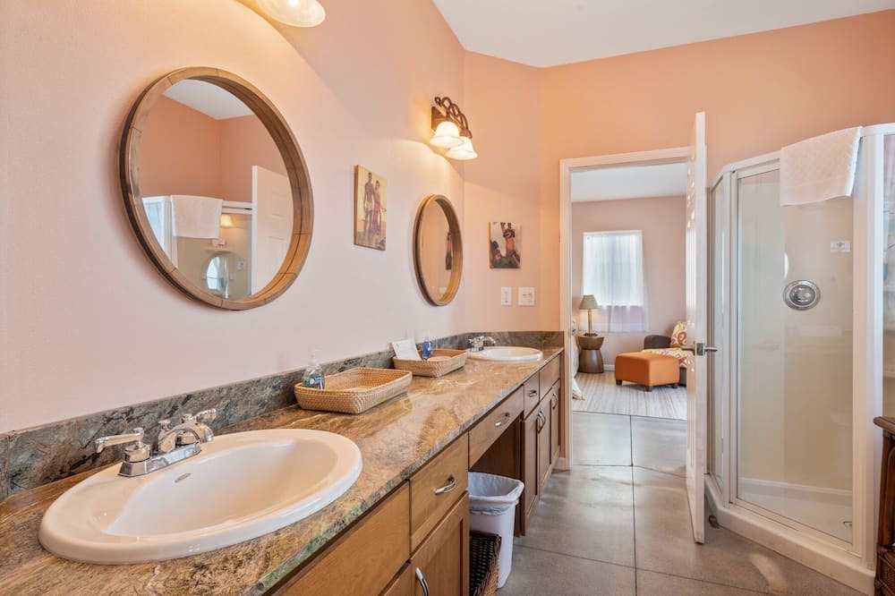 Photo of Bathroom in Kona Paradise