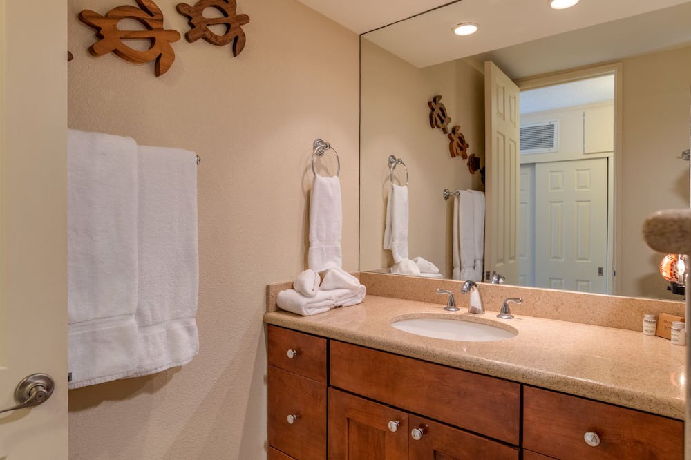 Photo of Bathroom in Historic Lahaina Front Street