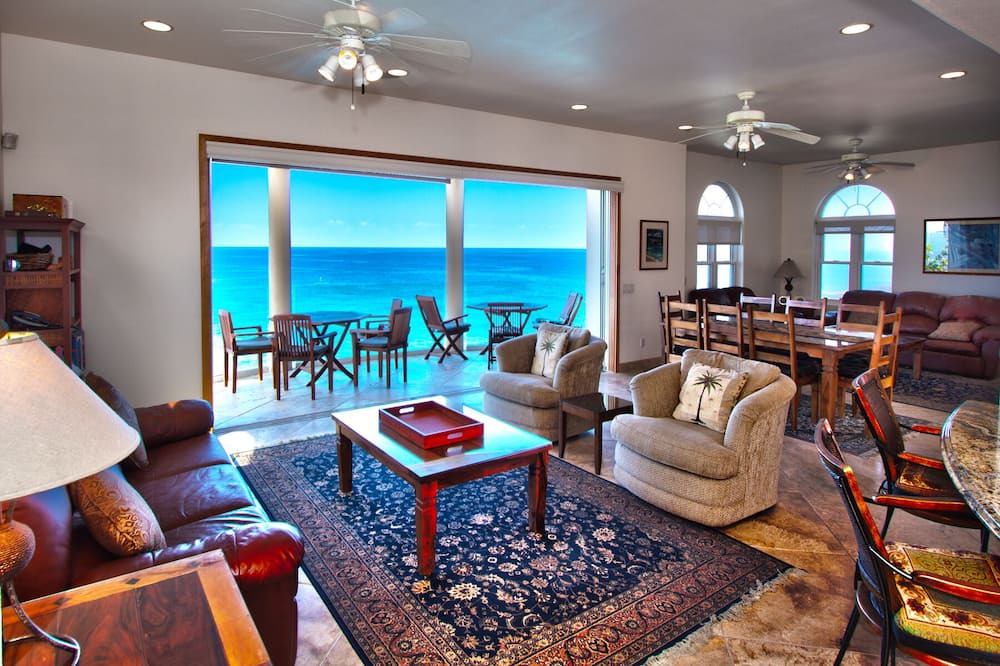 Photo of Livingroom in Kahaluu Bay